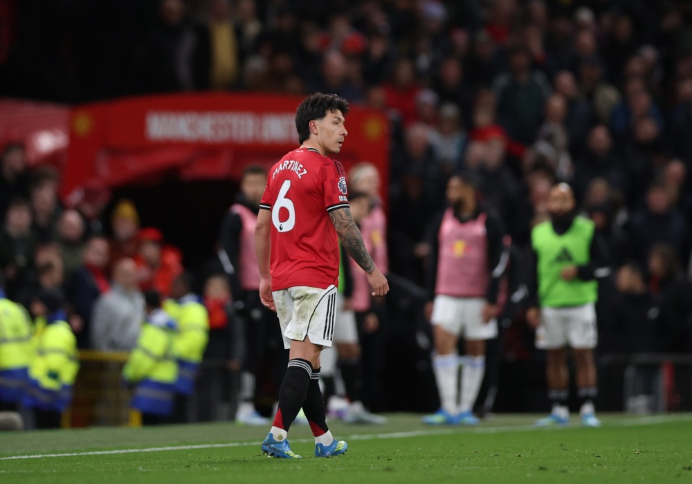 Martinez nhận được sự ủng hộ từ đông đảo CĐV Man Utd. Ảnh: EPA IMAGES.