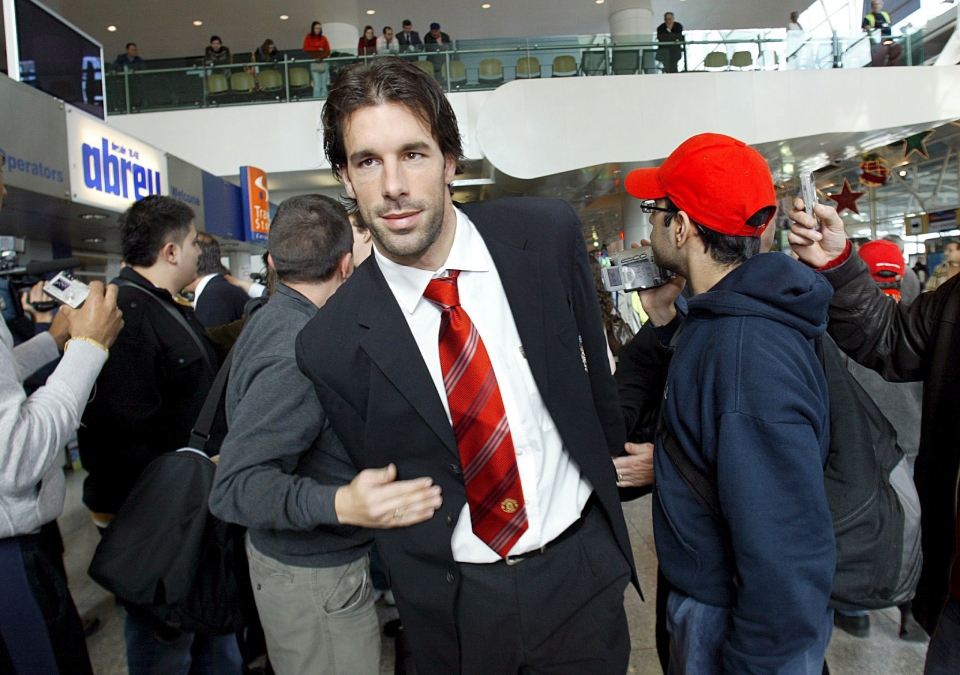 Ảnh bài viết Khi vua săn bàn Ruud van Nistelrooy lặng lẽ rời Old Trafford