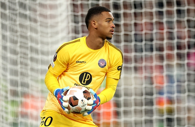 Ảnh bài viết Real nhắm Restes kế thừa vị trí của Courtois