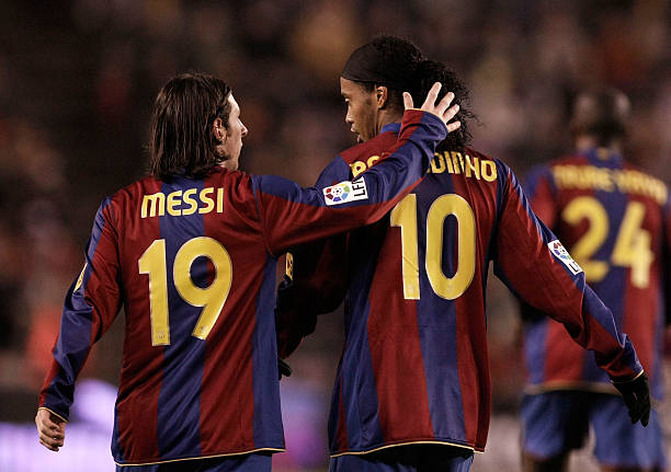 Messi sát cánh Ronaldinho trong thời kỳ Barcelona rực rỡ. Ảnh: Denis Doyle/Getty.