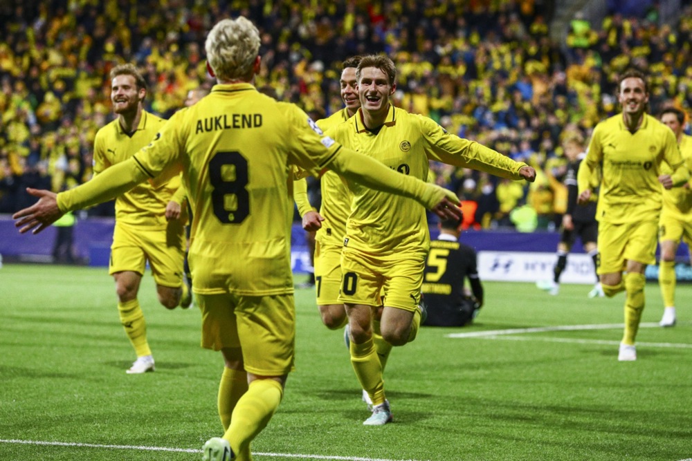Dortmund hướng đến việc nối d&agrave;i chuỗi trận bất bại m&ugrave;a giải năm nay. Ảnh: EPA.
