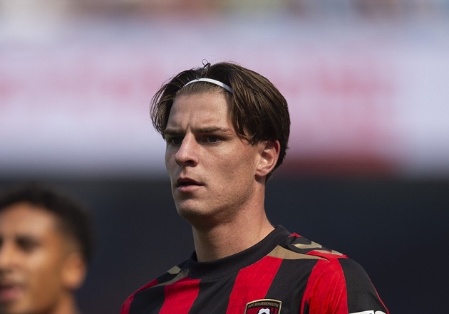 Ảnh bài viết HLV Bournemouth bức xúc vì tin đồn Alex Scott