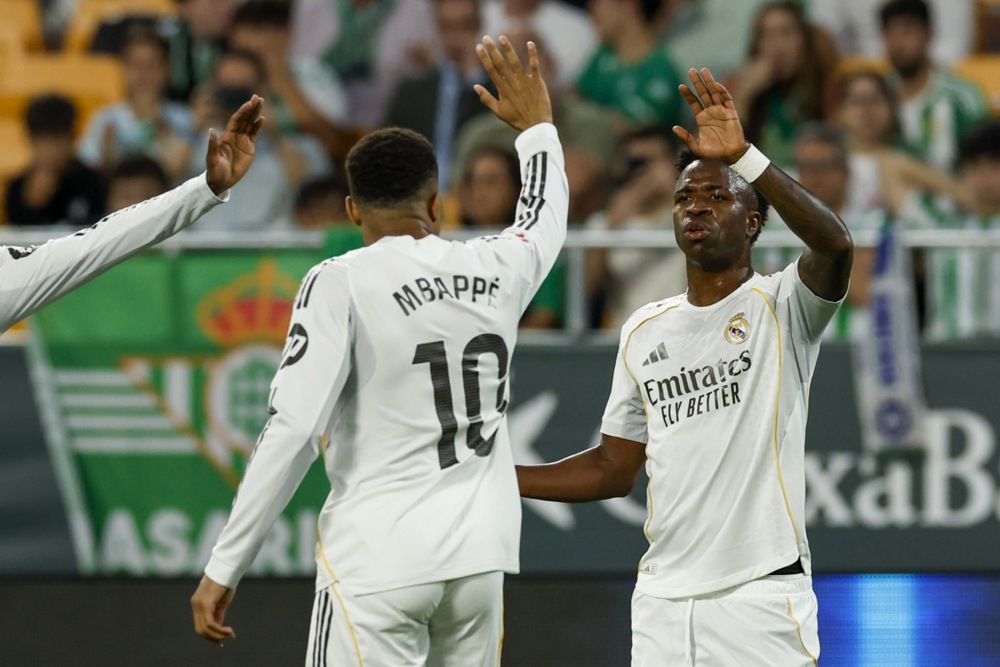 Ảnh bài viết Desailly khuyên Real bán Vinicius vì dẫm chân Mbappe