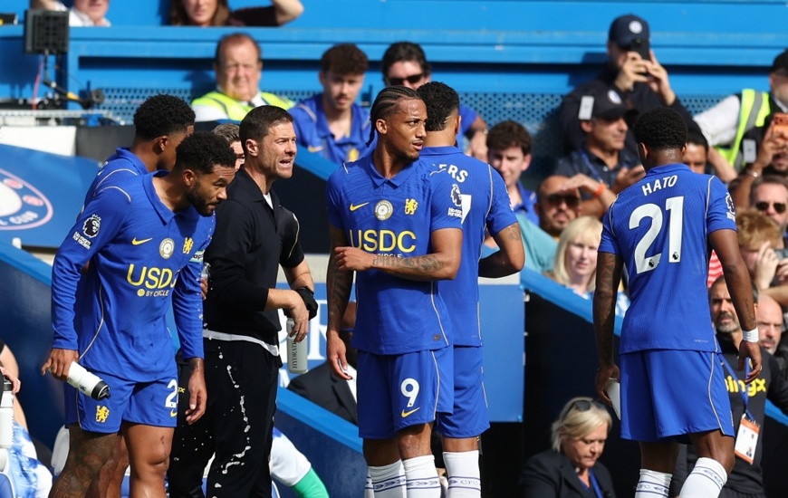 Chelsea tung đ&ograve;n đ&aacute;nh phủ đầu đối thủ. Ảnh: EPA.