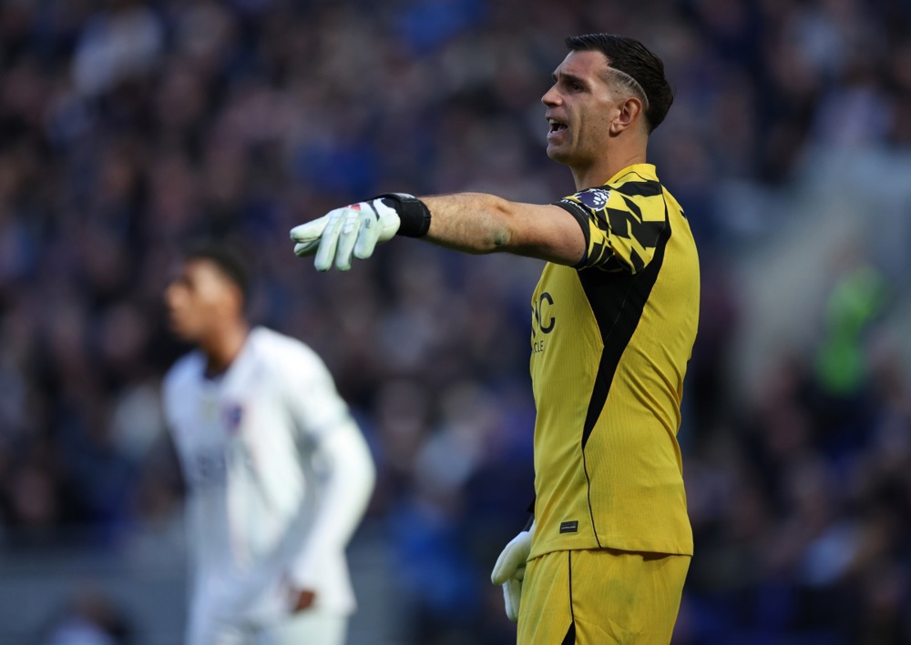 Sau một pha va chạm với trung vệ Jarrad Branthwaite, thủ thành Emiliano Martinez đã gặp chấn thương nặng và buộc phải rời sân bằng cáng, nhường lại vị trí cho người gác đền trẻ, Mike Penders. Ảnh: EPA.