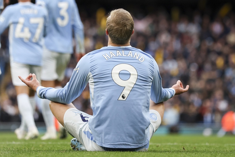 Một pha lên bóng tốc độ của Man City khi Iliman Ndiaye có đường kiến tạo cho Erling Haaland tận dụng tốc độ và khả năng tì đè, thoát xuống trước khi dứt điểm chuẩn xác, nâng tỷ số trận đấu lên thành 3-1 ở phút 69. Đến phút 85, chân sút người Na Uy tưởng như đã hoàn tất cú hat-trick sau đường kiến tạo từ Enzo Fernandez nhưng sau khi tham khảo công nghệ VAR, trọng tài xác định Enzo đã rơi vào thế việt vị. Ảnh: EPA.