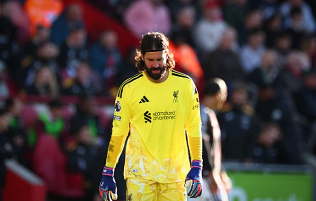 Alisson Becker - 7.1: Mang lại sự an t&acirc;m ngay từ những ph&uacute;t đầu khi Liverpool chủ động lu&acirc;n chuyển b&oacute;ng từ tuyến dưới, đồng thời thể hiện sự chủ động v&agrave; l&agrave;m chủ kh&ocirc;ng gian trong c&aacute;c t&igrave;nh huống cố định. Anh ho&agrave;n to&agrave;n kh&ocirc;ng c&oacute; lỗi trong b&agrave;n thua đầu ti&ecirc;n bởi c&uacute; đ&aacute;nh đầu hiểm h&oacute;c đi qu&aacute; nhanh.