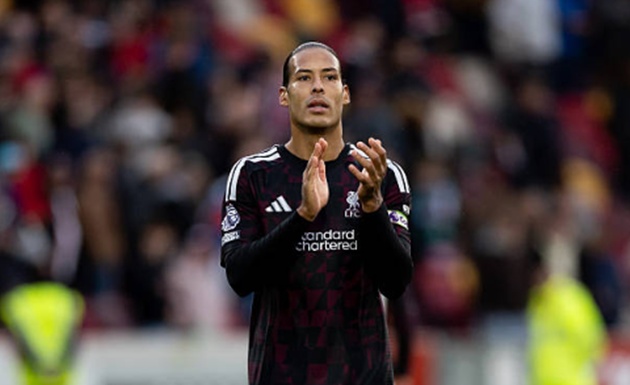 Virgil van Dijk - 7.2: Thể hiện bản lĩnh thủ lĩnh v&agrave; thi đấu rất chắc chắn. D&ugrave; c&oacute; v&agrave;i đường chuyền ngắn hỏng ở đầu trận, anh đ&atilde; lập c&ocirc;ng x&ocirc; x&aacute;t bằng pha cắt b&oacute;ng giải nguy ngay trước vạch v&ocirc;i. Khi Liverpool vượt l&ecirc;n dẫn trước, Van Dijk l&agrave; điểm tựa an to&agrave;n gi&uacute;p to&agrave;n đội kiểm so&aacute;t thế trận.