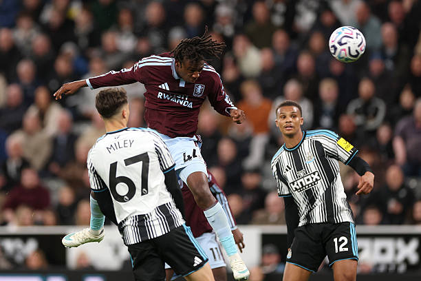 Cú đánh đầu của Johan Manzambi giúp Aston Villa giành trọn 3 điểm. Ảnh: Neville Williams/Getty Images