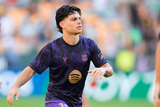 Xavi Espart - 6.5/10: Tài năng trẻ thể hiện sự chững chạc trong khâu chọn vị trí, dù đôi lúc bị ngợp bởi áp lực pressing của Real Betis. Tuy vậy, anh vẫn giữ được sự chuẩn xác trong khâu xử lý bóng, đóng góp vào tỷ lệ chuyền bóng vượt trội của toàn đội. Ảnh: Joaquin Corchero/Getty Images

Pau Cubarsi - 7.3/10: Thêm một màn trình diễn ấn tượng về khả năng chuyền bóng phát động tấn công của trung vệ trẻ này. Anh đóng góp tới 2 pha kiến tạo cho Eric Garcia và Dani Olmo lập công, cho thấy nhãn quan chiến thuật tuyệt vời. Ở mặt trận phòng ngự, tuyển thủ Tây Ban Nha thi đấu điềm tĩnh và có những pha giải vây then chốt để bẻ gãy đà hưng phấn của Real Betis. Ảnh: Joaquin Corchero/Getty Images

Gerard Martin - 6.4/10: Gặp nhiều khó khăn với các pha leo biên phối hợp của tiền đạo đối phương và sớm bị rút ra sau khi hiệp một khép lại. Việc anh thiếu đi sự linh hoạt trong di chuyển buộc Hansi Flick phải tìm kiếm phương án phòng ngự chắc chắn hơn và khả năng triển khai bóng sáng nước hơn từ ghế dự bị. Ảnh: Eric Verhoeven/Getty Images

Jules Kounde - 6.8/10: Một màn trình diễn tròn vai ở hành lang cánh phải, ghi dấu ấn từ sớm với pha kiến tạo cho Lamine Yamal ghi bàn mở tỷ số. Anh mang lại sự kỷ luật cần thiết để tạo thế cân bằng cho mặt trận tấn công của Barca, đồng thời vô hiệu hóa khá tốt mũi nhọn Ez Abde trong phần lớn thời gian thi đấu. Ảnh: EPA/JULIO MUNOZ

Rodri - 7.5/10: Làm chủ hoàn toàn khu trung tuyến, cầm nhịp xuất sắc để tạo nền tảng giúp Barcelona áp đảo với 69% thời lượng kiểm soát bóng. Anh còn đích thân ghi một bàn thắng quan trọng ở phút 41 để tái lập thế dẫn bàn trong hiệp một, cho thấy khả năng xâm nhập vòng cấm nhạy bén. Ảnh: Eric Verhoeven/Getty Images

Fermin Lopez - 7.1/10: Màn trình diễn tràn đầy nhiệt huyết và năng lượng, được cụ thể hóa bằng đường kiến tạo cho Rodri lập công. Dù phải nhận thẻ vàng từ phút 20, anh vẫn không hề giảm bớt sự quyết liệt trong khâu pressing. Những tình huống di chuyển thông minh giữa các tuyến của tuyển thủ Tây Ban Nha liên tục mở ra khoảng trống cho hàng công. Ảnh: EPA/JULIO MUNOZ

Pedri - 6.8/10: Đóng vai trò hạt nhân điều phối lối chơi nơi tuyến giữa. Dù không trực tiếp ghi bàn hay kiến tạo, các đường chuyền mở ra cơ hội (tiền kiến tạo) cùng kỹ năng thoát pressing mềm mại của Pedri chính là chìa khóa giúp Barca thực hiện thành công tới 751 đường chuyền. Ảnh: Joaquin Corchero/Getty Images

Karim Adeyemi - 6.7/10: Được yêu cầu tham gia nhiều vào khâu hỗ trợ phòng ngự, anh gặp không ít khó khăn trong việc tìm lại sự bùng nổ quen thuộc trên mặt trận tấn công. Dù vậy, tuyển thủ Đức vẫn thi đấu nỗ lực. Ảnh: EPA/RAUL CARO

Lamine Yamal - 7.9/10: Một trận đấu chói sáng của cầu thủ này. Anh mở tỷ số ngay phút thứ 10 và sau đó tung ra đường dọn cỗ mẫu mực cho Gabriel Jesus. Chiếc thẻ vàng ở phút 55 chỉ là vết gợn nhỏ trong một ngày thi đấu thăng hoa về cả kỹ thuật lẫn tính đột biến. Ảnh: EPA/RAUL CARO

Gabriel Jesus - 7.7/10: Dẫn dắt hàng công bằng lối chơi thông minh và đầy kiên cường. Nỗ lực của anh được đền đáp bằng bàn thắng đẹp mắt ở phút 51 từ đường chuyền của Lamine Yamal. Ảnh: EPA/RAUL CARO
