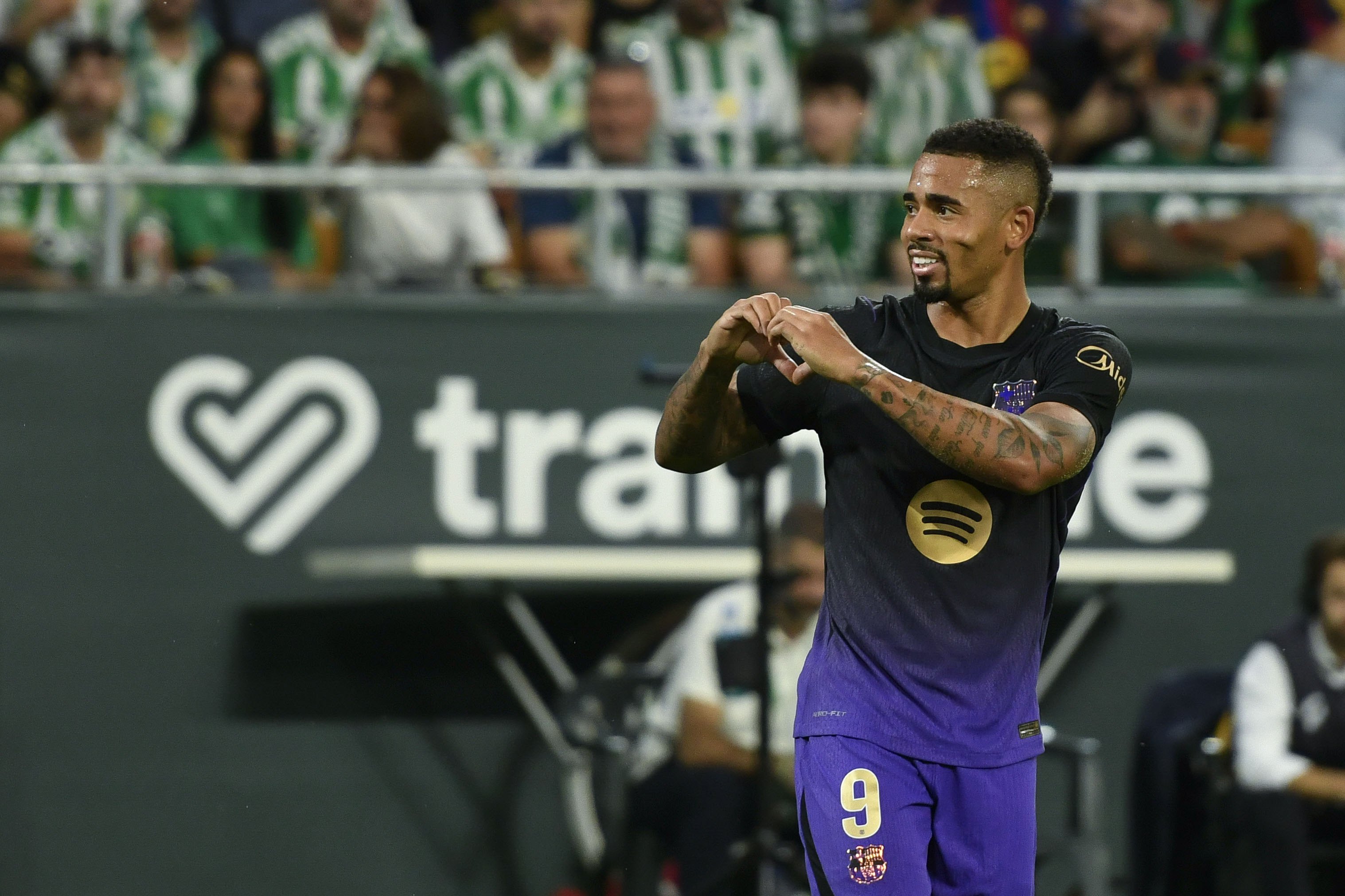 Gabriel Jesus - 7.7/10: Dẫn dắt hàng công bằng lối chơi thông minh và đầy kiên cường. Nỗ lực của anh được đền đáp bằng bàn thắng đẹp mắt ở phút 51 từ đường chuyền của Lamine Yamal. Ảnh: EPA/RAUL CARO