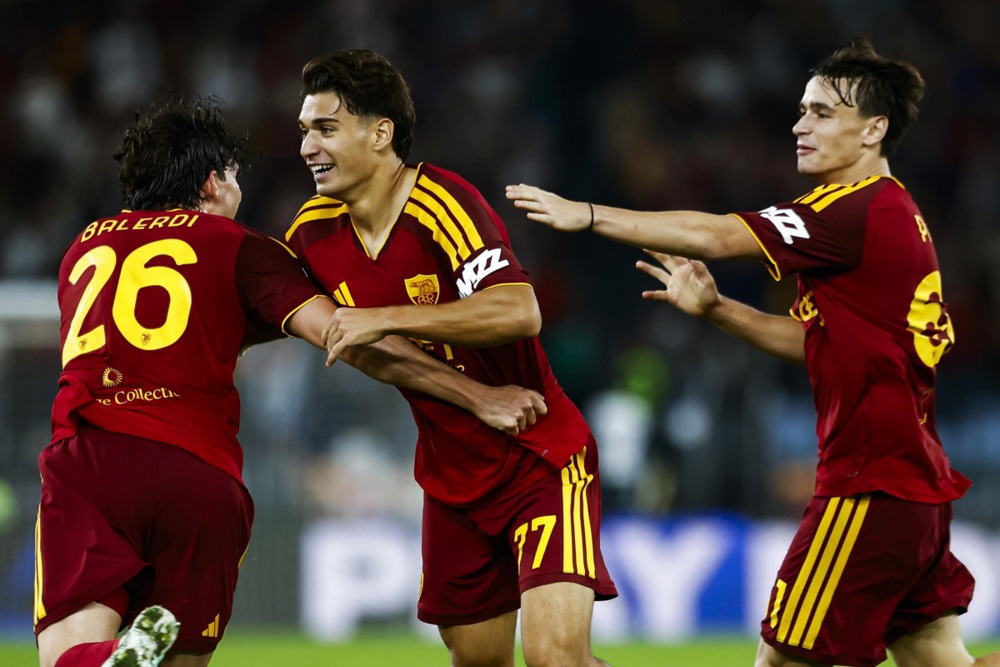 Roma đánh bại Genoa 2-0. Ảnh: EPA.