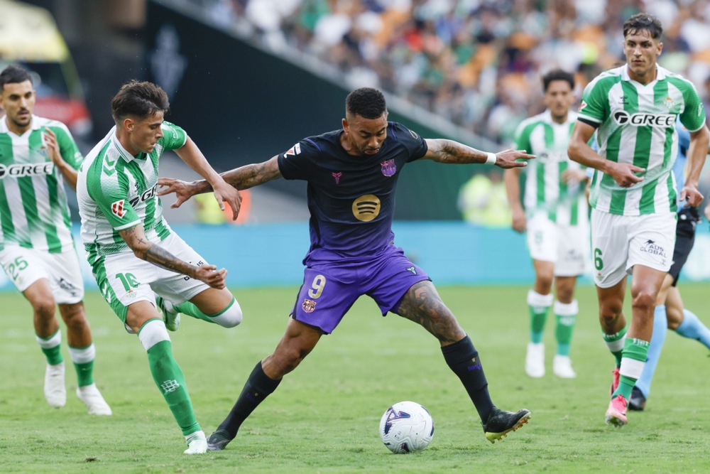 Gabriel Jesus thích nghi mau chóng với Barca. Ảnh: EPA.