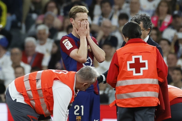 Những chấn thương khiến Frenkie de Jong đánh mất vị trí tại Barcelona. Ảnh: EPA/JUANJO MARTIN