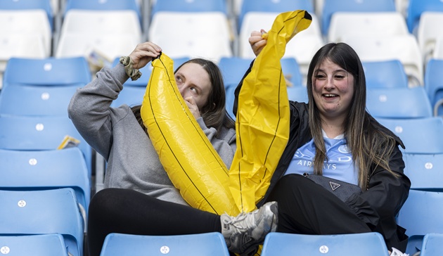 CĐV Man City d&ugrave;ng chuối bơm hơi ủng hộ đội nh&agrave;. (Ảnh: EPA Images)