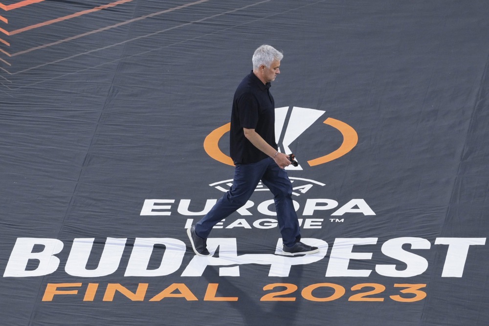 Mourinho không phục trận thua Sevilla. Ảnh: EPA.