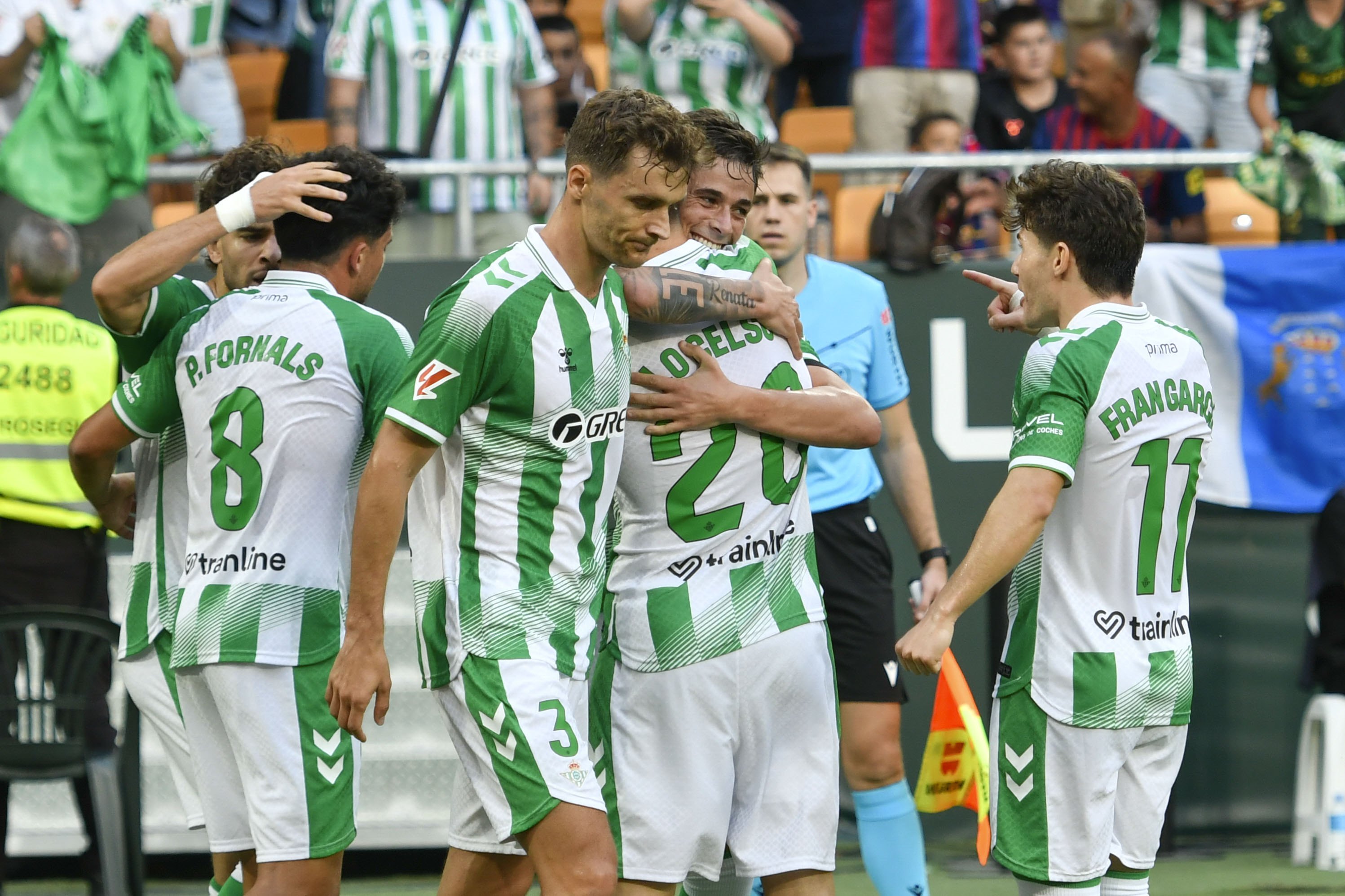 Real Betis đ&atilde; chỉ ra những vấn đề của Barcelona. Ảnh: EPA/RAUL CARO