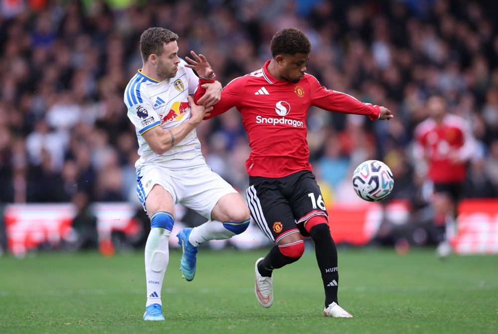 Ảnh bài viết Tranh cãi vụ sao Leeds thoát thẻ đỏ trước Man Utd