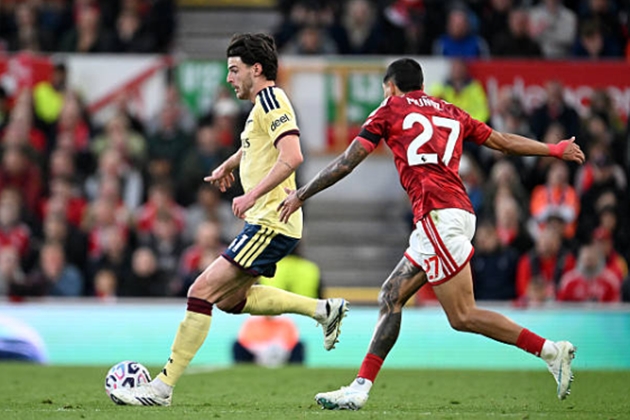 Declan Rice c&oacute; cơ hội dứt điểm ngay trong v&ograve;ng cấm Nottingham Forest nhưng kh&ocirc;ng th&agrave;nh c&ocirc;ng. Ảnh: