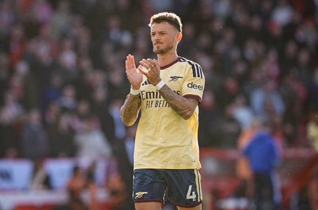 Hậu vệ phải: Ben White (6.6 điểm) Dù Arsenal chủ yếu triển khai tấn công bên cánh phải trong hiệp một, White lại không thể hiện được sự sắc bén cần thiết. Các pha leo biên và tạt bóng của hậu vệ người Anh thiếu đi độ chính xác và tính đột biến. (Ảnh: Maynard Manyowa/News Images/NurPhoto qua Getty Images)