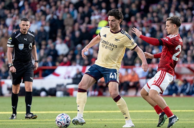 Tiền vệ trung tâm: Declan Rice (7.5 điểm) Rice ngày càng hoàn thiện khả năng chuyền bóng từ tuyến dưới, nhiều lần tìm thấy khoảng trống để kết nối với đội trưởng Odegaard. Anh đã bỏ lỡ một cơ hội ghi bàn ở hiệp hai nhưng bù lại bằng tình huống kiến tạo thành bàn và những pha phòng ngự từ xa rất tốt. (Ảnh: MB Media/Getty Images)