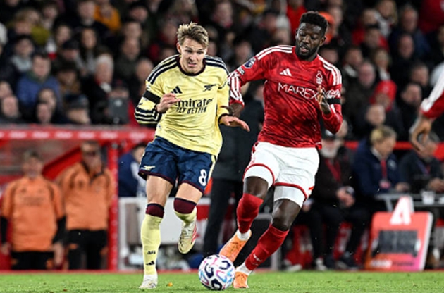 Tiền vệ tấn công: Martin Odegaard (7.0 điểm) Đội trưởng của Arsenal luôn bị các cầu thủ Forest vây ráp và pressing quyết liệt. Việc thiếu không gian khiến Odegaard gặp khó khăn trong việc kiến thiết lối chơi. (Ảnh: Stuart MacFarlane/Arsenal FC qua Getty Images)