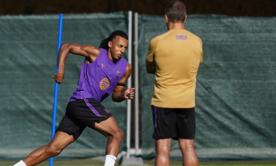 Kounde bỏ lỡ đại chiến PSG. Ảnh: EPA.