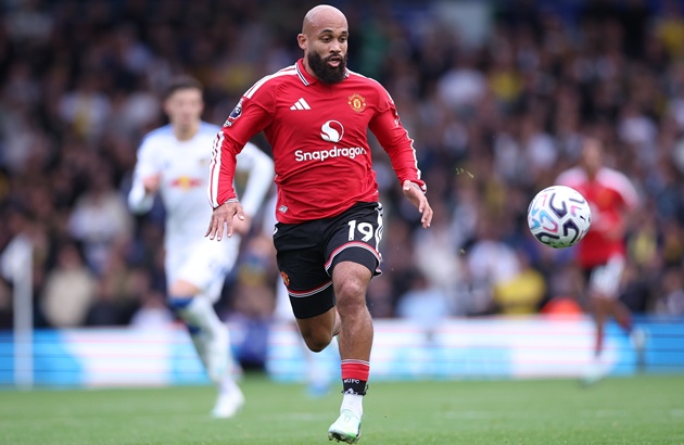 Mbeumo nổi bật giữa sự sa s&uacute;t của d&agrave;n sao Man Utd. (Ảnh: EPA Images)