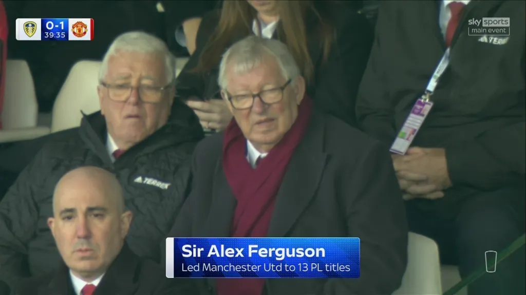 Ảnh bài viết CĐV bất ngờ khi thấy Sir Alex Ferguson ngồi cạnh nhân vật thân quen tại Elland Road