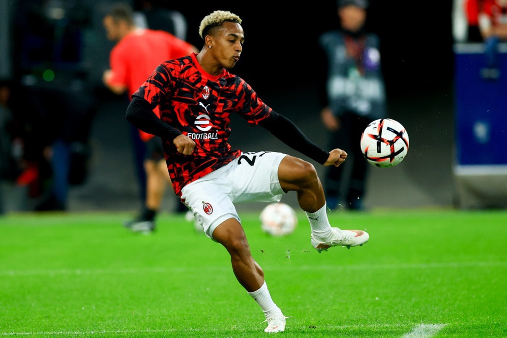 Omari Hutchinson tỏa sáng ở Milan. Ảnh: EPA.