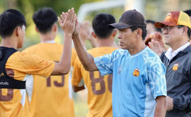 HLV Lê Quang Trãi và HAGL thua 3-4 Ninh Bình. Ảnh: Fanpage CLB HAGL.