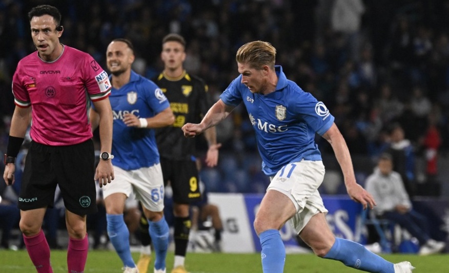 De Bruyne là linh hồn tuyến giữa Napoli. Ảnh: EPA.