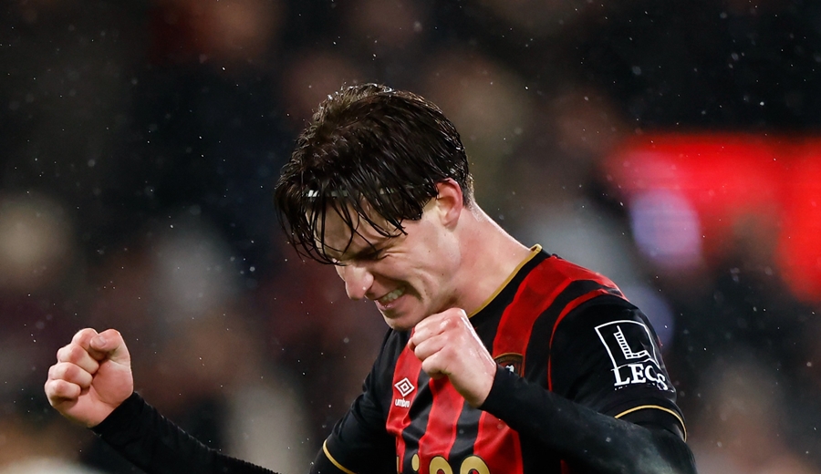 Ảnh bài viết Romano tiết lộ Bournemouth đòi 100 triệu, Liverpool dẫn đầu vụ Alex Scott