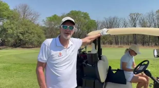 Sir Jim sang Zimbabwe chơi Golf. Ảnh The Sun via x.com/MOTHI_ZIMBABWE.