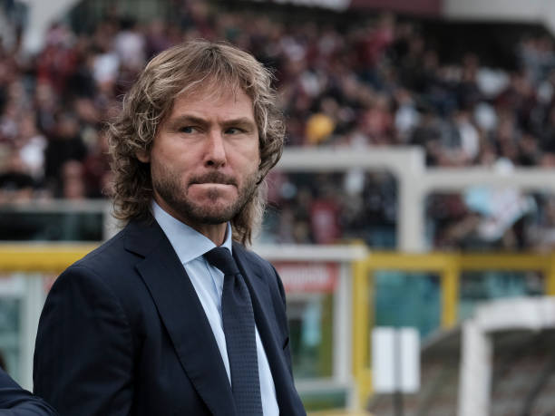 Nedved kh&eacute;p lại sự nghiệp giữa những tr&agrave;ng ph&aacute;o tay tại Turin. Ảnh: Loris Roselli/NurPhoto/Getty Images.