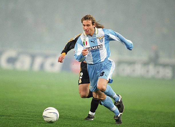 Lazio ho&agrave;n tất c&uacute; đ&uacute;p danh hiệu trong m&ugrave;a giải 1999-2000. Ảnh: Craig Prentis /Allsport/ Getty Images