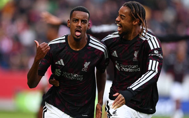 Isak l&ecirc;n tiếng cứu Liverpool khỏi trận h&ograve;a. (Ảnh: Shaun Brooks - CameraSport/Getty Images).