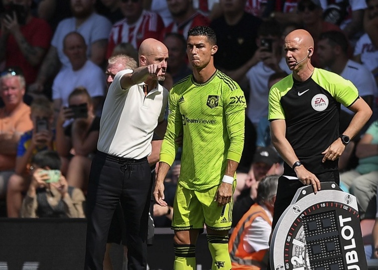 Ronaldo và HLV Ten Hag. Ảnh: EPA.
