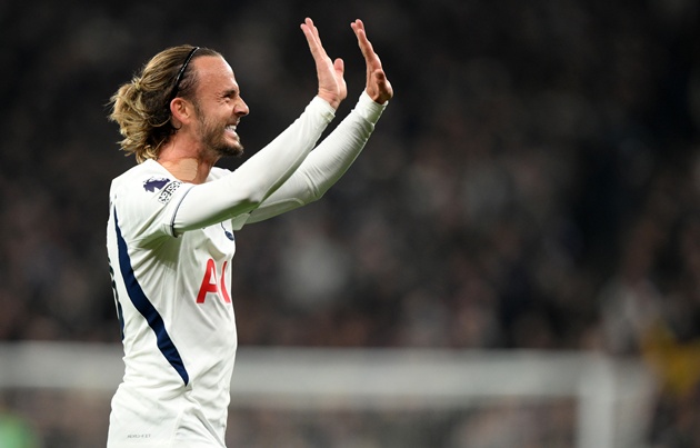 Ảnh bài viết Maddison xin lỗi CĐV Coventry vì hôn logo Tottenham