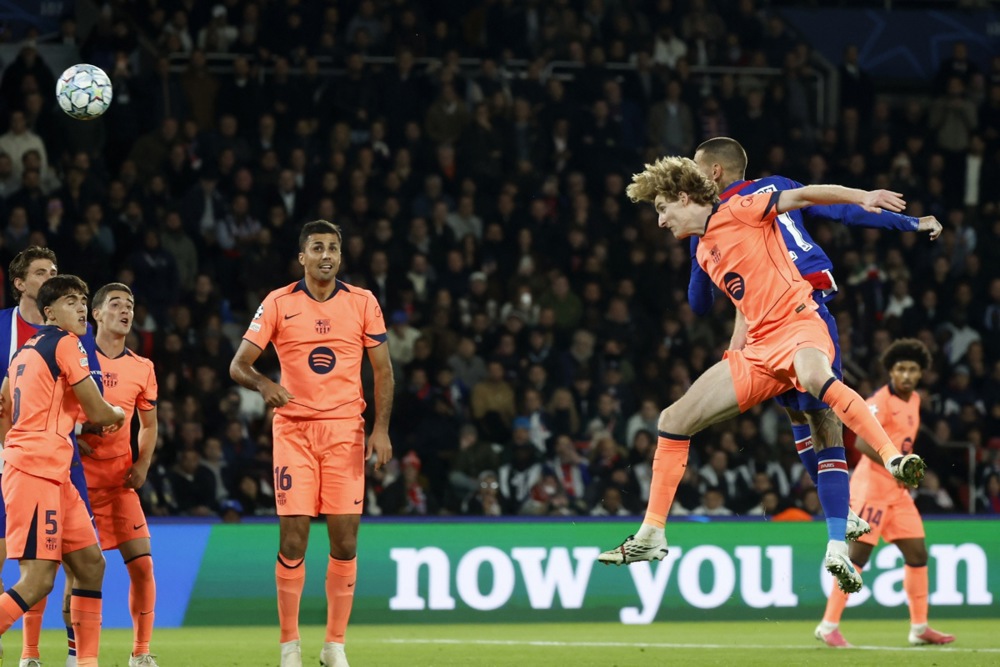 Barca làm không tốt ở các tình huống cố định. Ảnh: EPA.