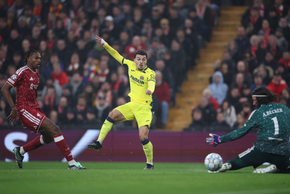 Alisson Becker – 6,7. Không thực sự mắc lỗi trong bất kỳ bàn thua nào của Liverpool, khi trách nhiệm chủ yếu thuộc về hàng phòng ngự. Ảnh: EPA.