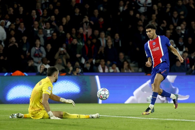 Garcia - 6.6: Có một ngày thi đấu vô cùng vất vả khi phải đối mặt với 22 cú sút từ PSG và phải vào lưới nhặt bóng tới 4 lần. Ảnh: EPA.

Cancelo - 5.2: Thi đấu bế tắc, liên tục bị các cầu thủ tấn công của PSG khoét sâu và phải nhận một thẻ vàng cảnh cáo trong trận đấu này. Ảnh: EPA.

Martin - 5.6: Gặp khó khăn trước tốc độ của Hakimi, chơi quá bó hẹp và để lộ nhiều khoảng trống chết người ở cánh. Ảnh: EPA.

Cubarsi - 5.4: Xử lý bóng thanh thoát nhưng bị lép vế về thể chất, góp phần khiến hàng thủ phải nhận tới 13 cú sút trúng đích. Ảnh: EPA.

Espart - 6.8: Điểm sáng lớn nhất hàng thủ, chọn vị trí chững chạc và trực tiếp ghi bàn gỡ hòa ở phút 55 trước khi rời sân. Ảnh: EPA.

Pedri - 6.8: Kiểm soát nhịp độ và giữ bóng rất tốt dưới áp lực cao, nhưng lại thiếu đi những đường chuyền kiến tạo mang tính quyết định. Ảnh: EPA.

Bernal - 6.5: Tích cực luân chuyển bóng nhưng không hoàn thành tốt vai trò đánh chặn, để tuyến giữa đối phương dễ dàng áp đảo trong các tình huống chuyển đổi trạng thái. Ảnh: EPA.

Gordon - 6.0: Thi đấu năng nổ bên cánh trái và pressing tốt để gây áp lực, tuy nhiên những pha bóng cuối cùng lại thiếu đi sự chuẩn xác. Ảnh: EPA.

Olmo - 6.2: Thi đấu hoàn toàn mờ nhạt trong vai trò số 10, không tìm được khoảng trống và bị thay ra sân từ rất sớm. Ảnh: Jean Catuffe/Getty Images.

Yamal - 7.2: Nguồn cảm hứng lớn nhất của Barca, thể hiện đẳng cấp thế giới bằng siêu phẩm ở góc hẹp. Ảnh: EPA.

Raphinha - 6.6: Di chuyển vô cùng nhiệt huyết nhưng hoàn toàn vô hại trước khung thành đối phương, không tung ra được cú sút nguy hiểm nào trước khi bị thay. Ảnh: EPA.