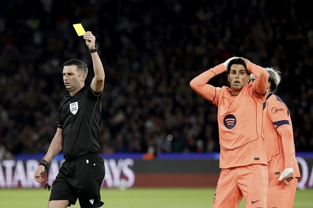 Cancelo - 5.2: Thi đấu bế tắc, liên tục bị các cầu thủ tấn công của PSG khoét sâu và phải nhận một thẻ vàng cảnh cáo trong trận đấu này. Ảnh: EPA.

Martin - 5.6: Gặp khó khăn trước tốc độ của Hakimi, chơi quá bó hẹp và để lộ nhiều khoảng trống chết người ở cánh. Ảnh: EPA.

Cubarsi - 5.4: Xử lý bóng thanh thoát nhưng bị lép vế về thể chất, góp phần khiến hàng thủ phải nhận tới 13 cú sút trúng đích. Ảnh: EPA.

Espart - 6.8: Điểm sáng lớn nhất hàng thủ, chọn vị trí chững chạc và trực tiếp ghi bàn gỡ hòa ở phút 55 trước khi rời sân. Ảnh: EPA.

Pedri - 6.8: Kiểm soát nhịp độ và giữ bóng rất tốt dưới áp lực cao, nhưng lại thiếu đi những đường chuyền kiến tạo mang tính quyết định. Ảnh: EPA.

Bernal - 6.5: Tích cực luân chuyển bóng nhưng không hoàn thành tốt vai trò đánh chặn, để tuyến giữa đối phương dễ dàng áp đảo trong các tình huống chuyển đổi trạng thái. Ảnh: EPA.

Gordon - 6.0: Thi đấu năng nổ bên cánh trái và pressing tốt để gây áp lực, tuy nhiên những pha bóng cuối cùng lại thiếu đi sự chuẩn xác. Ảnh: EPA.

Olmo - 6.2: Thi đấu hoàn toàn mờ nhạt trong vai trò số 10, không tìm được khoảng trống và bị thay ra sân từ rất sớm. Ảnh: Jean Catuffe/Getty Images.

Yamal - 7.2: Nguồn cảm hứng lớn nhất của Barca, thể hiện đẳng cấp thế giới bằng siêu phẩm ở góc hẹp. Ảnh: EPA.

Raphinha - 6.6: Di chuyển vô cùng nhiệt huyết nhưng hoàn toàn vô hại trước khung thành đối phương, không tung ra được cú sút nguy hiểm nào trước khi bị thay. Ảnh: EPA.