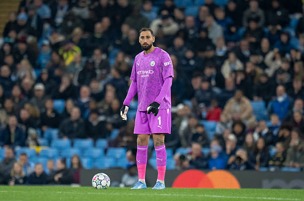 Gianluigi Donnarumma - 7.2 điểm: Một buổi tối khá nhàn hạ đối với thủ môn người Ý khi đội nhà áp đảo hoàn toàn thế trận. Anh không thể làm gì hơn trước pha lập công của Stavros Pilios ở phút 52, đây cũng là một trong ba cú sút trúng đích hiếm hoi mà thủ thành này phải đối mặt trong cả trận. Khả năng phân phối bóng của Donnarumma vẫn được duy trì độ chuẩn xác cao khi ít phải chịu áp lực.   Ảnh: Lexy Ilsley/Manchester City FC via Getty Images.