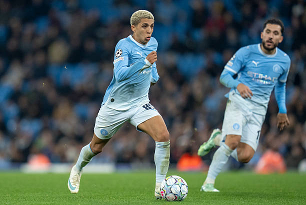 Rico Lewis - 8.2 điểm: Thi đấu cực kỳ bùng nổ, đóng góp cú đúp kiến tạo cho Phil Foden ở phút 34 và 65, qua đó thể hiện nhãn quan nhạy bén cùng khả năng căn chỉnh thời gian di chuyển hoàn hảo. Việc Lewis thường xuyên bó vào trung lộ giúp Man City luôn duy trì được lợi thế áp đảo về mặt quân số. Ảnh: Lexy Ilsley/Manchester City FC via Getty Images.
