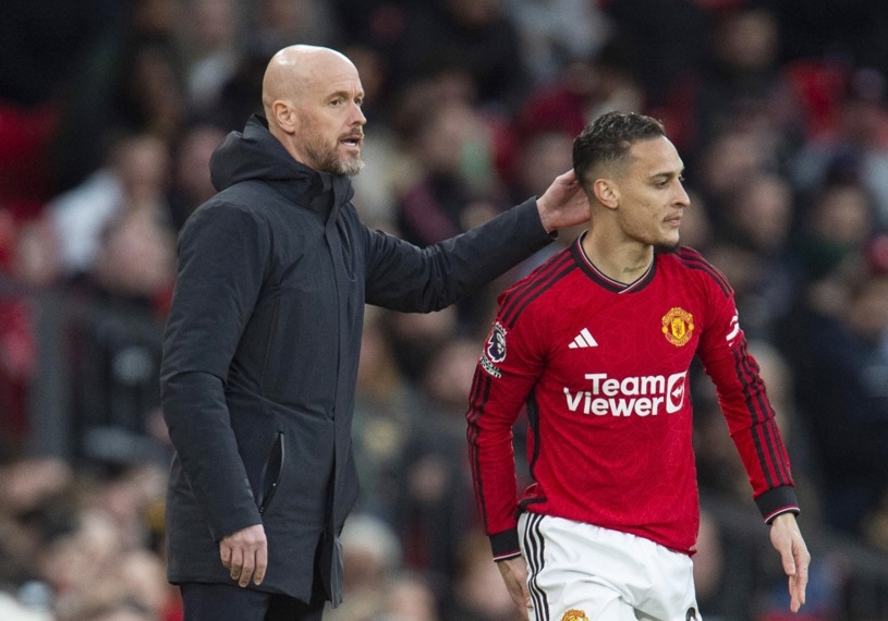 HLV Erik ten Hag v&agrave; Antony khi cả 2 c&ograve;n c&ugrave;ng l&agrave;m việc tại Man Utd. Ảnh: EPA/Peter Powell.