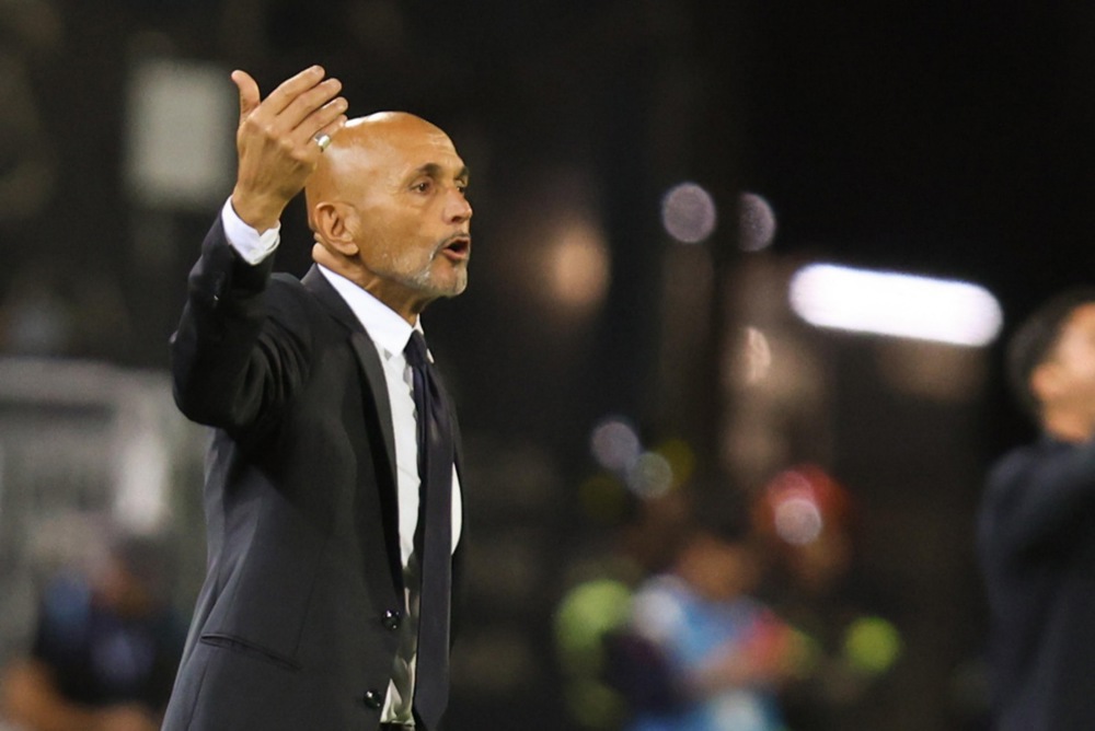 HLV Luciano Spalletti c&ugrave;ng c&aacute;c học tr&ograve; đang c&oacute; lợi thế s&acirc;n nh&agrave;. Ảnh: EPA.