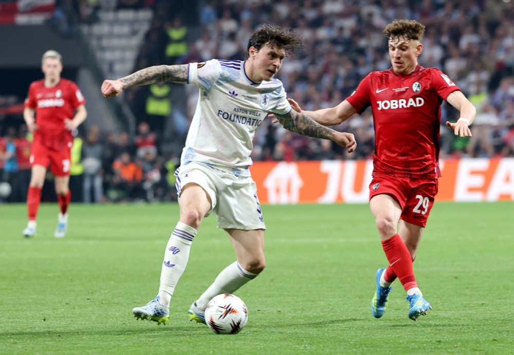 Lindelof (&aacute;o trắng) đang l&agrave; trụ cột kh&ocirc;ng thể thay thế tại Aston Villa. Ảnh: EPA Images.