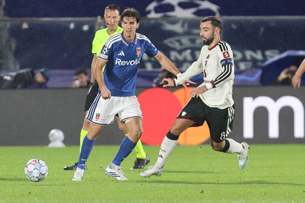Bruno Fernandes kh&ocirc;ng h&agrave;i l&ograve;ng sau trận thua của Manchester United. Ảnh: EPA/ANTONIO SAIA