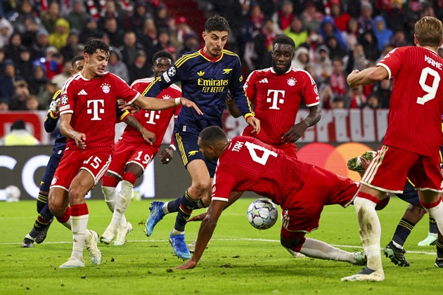 Arsenal quả cảm cầm h&ograve;a Bayern Munich tr&ecirc;n đất Đức. Ảnh: EPA/ANNA SZILAGYI 
